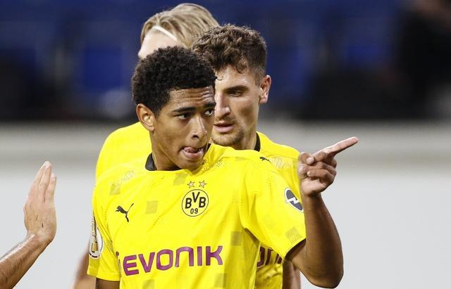 球迷拭目以 球迷拭目以